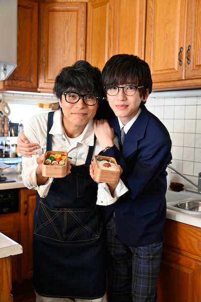 「461個のおべんとう」より、井ノ原快彦演じる鈴本一樹（左）、道枝駿佑演じる虹輝（右）。