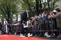 ファンサービスを行う、奇抜な衣装を着た斎藤工。