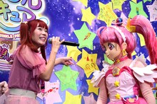 観客の感想に喜ぶ成瀬瑛美（左）。