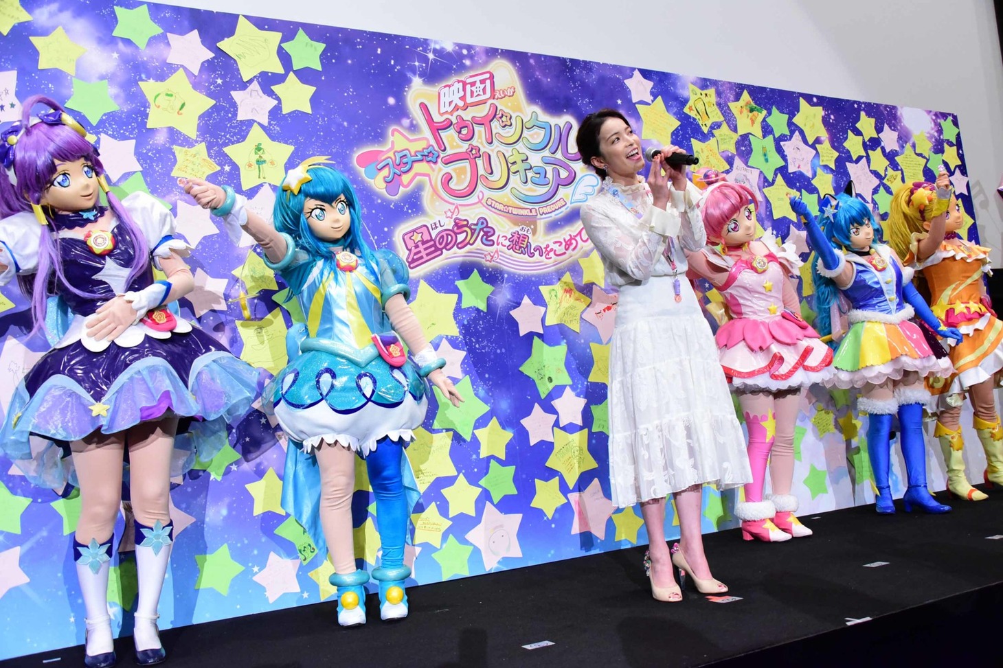 歌唱する知念里奈（中央）。