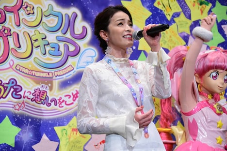 歌唱する知念里奈。