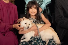 ルーを抱きかかえる新津ちせ。