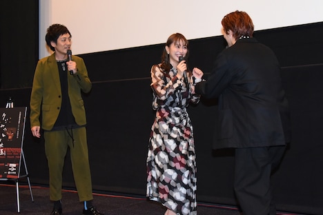 稲葉友（右）と、熊に遭遇した際の対処法を実演する内田理央（中央）。