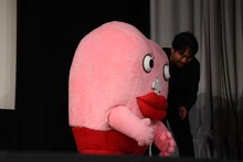 品田俊介にエスコートされて退場する生理ちゃん。