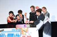 鏡開きをするキャストたち。