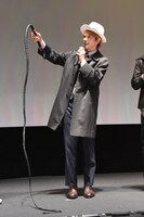 ブルウィップを持つ廣瀬智紀。