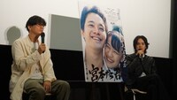 左から井浦新、池松壮亮。