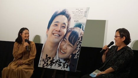 左から蒼井優、佐藤順子。