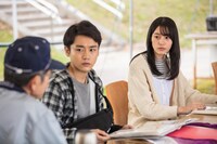 10月17日に長野・岡谷市湖畔のマレットゴルフ場で行われた「ピンぼけの家族」ロケ撮影の様子。