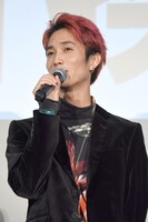 佐藤勝利から自身のいいエピソードをたくさん披露され、うれしそうな表情を見せる田中樹。