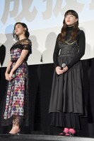 左から箭内夢菜、モトーラ世理奈。