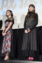 左から箭内夢菜、モトーラ世理奈。