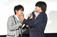 “しょうり（勝利）”と役名の“そら（創楽）”が混ざり、「しょら」と口にした高橋海人（右）に、詰め寄りながらツッコむ佐藤勝利（左）。