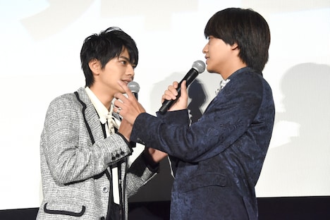 “しょうり（勝利）”と役名の“そら（創楽）”が混ざり、「しょら」と口にした高橋海人（右）に、詰め寄りながらツッコむ佐藤勝利（左）。