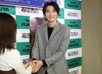 ファンと握手をする岐洲匠。