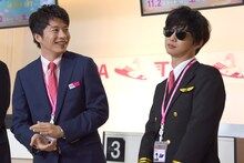 サングラス姿で登場した千葉雄大（右）を見て笑う田中圭（左）。