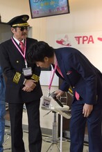 共演者たちのマイクを探す田中圭（右）。