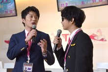 千葉雄大（右）のサングラスをいじる田中圭（左）。