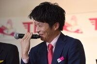 機内アナウンス用マイクの持ち方を再現したところ、報道陣のカメラのフラッシュが一斉にたかれて照れる田中圭。