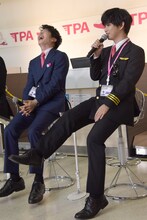 「こたつの中で乳繰り合う」シーンを再現する千葉雄大（右）と、それを見て笑う田中圭（左）。