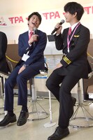 千葉雄大（右）の「こたつの中で乳繰り合う」シーンの再現に笑いが止まらない田中圭（左）。