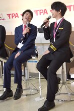 千葉雄大（右）の「こたつの中で乳繰り合う」シーンの再現に笑いが止まらない田中圭（左）。