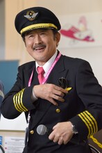 MCの求めに応じてサングラスを外し、そっと胸ポケットにしまった吉田鋼太郎。