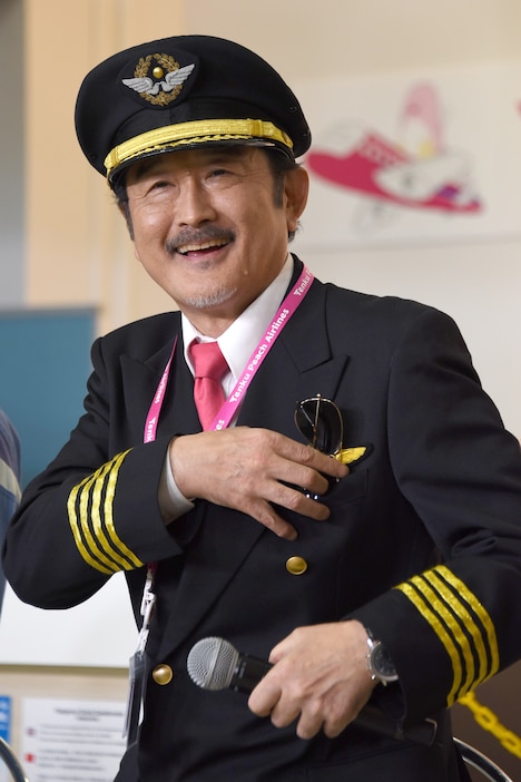 MCの求めに応じてサングラスを外し、そっと胸ポケットにしまった吉田鋼太郎。