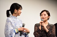 左から松本穂香、徳永えり。