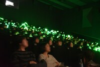 “曲がったきゅうり”を表現する観客たち。