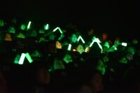 “曲がったきゅうり”を表現する観客たち。