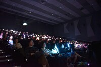 鳳仙学園を応援する観客たち。