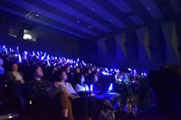 鬼邪高定時制を応援する観客たち。