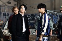 「HiGH&LOW THE WORST」より。手前左から前田公輝演じる轟洋介、山田裕貴演じる村山良樹。