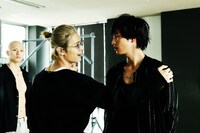 「HiGH&LOW THE WORST」より。手前左から塩野瑛久演じる小田島有剣、志尊淳演じる上田佐智雄。