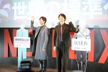 手を振る神谷浩史（左）と島崎信長（右）。