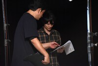 スタッフと相談する神木隆之介（右）。