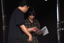 スタッフと相談する神木隆之介（右）。