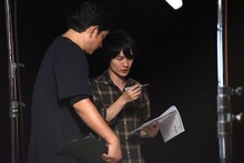 スタッフと相談する神木隆之介（右）。