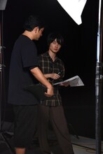 スタッフと相談する神木隆之介（右）。