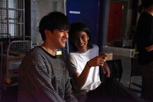 現場を見学する甲斐翔真（左）と渡邊圭祐（右）。