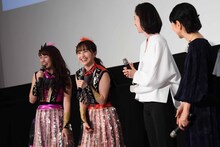 「黒を着る」という天海祐希の言葉に笑顔を見せるももいろクローバーZの佐々木彩夏（左）、百田夏菜子（中央左）。