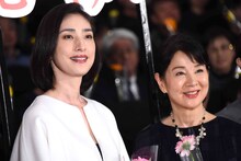 左から天海祐希、吉永小百合。