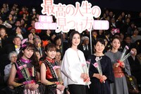 「最高の人生の見つけ方」公開記念舞台挨拶にて、左から佐々木彩夏、百田夏菜子、天海祐希、吉永小百合、満島ひかり。