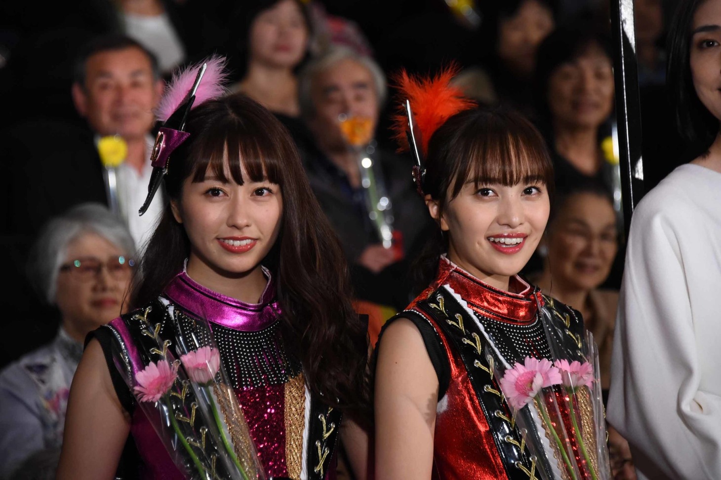 左から佐々木彩夏、百田夏菜子。