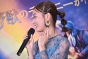 「アラジン」の世界観を意識したアクセサリーを見せる内田理央。