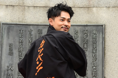 法被を着て背中を見せる成田凌。