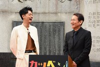 左から成田凌、周防正行。