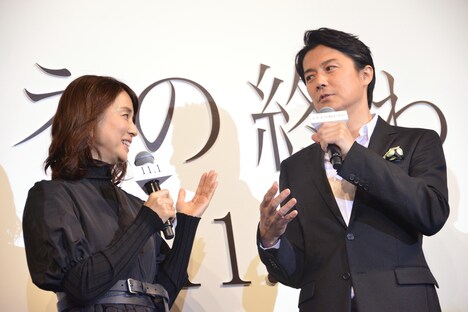 左から石田ゆり子、福山雅治。