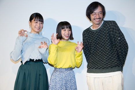 「ボルダリングをしているときのイメージで」というマスコミからの無茶ぶりに応える深川麻衣（左）、岸井ゆきの（中央）。その要求を聞いて笑う今泉力哉（右）。